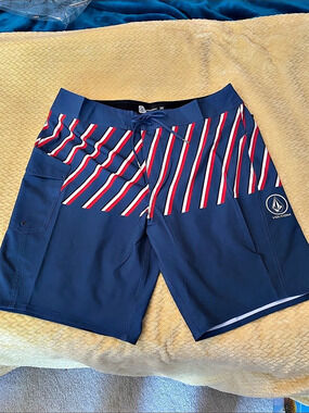 Volcom Manic 2 Boardshort 20 - Striped Blue & Red  and White - Size 38 NWT
